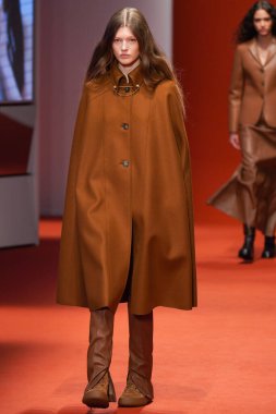 MILAN, İTALYA - 25 Şubat 2022 'de Milan Moda Haftası / Kış 2023' te İtalya 'nın Milano kentinde Tod defilesinde bir model podyumda yürüyor..