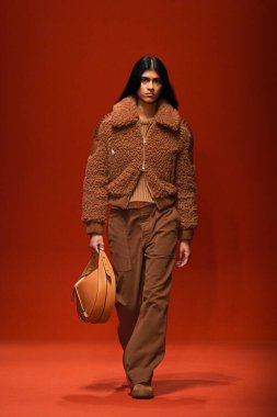 MILAN, İTALYA - 25 Şubat 2022 'de Milan Moda Haftası / Kış 2023' te İtalya 'nın Milano kentinde Tod defilesinde bir model podyumda yürüyor..