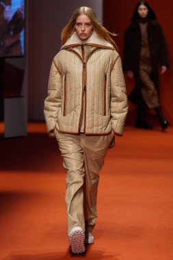 MILAN, İTALYA - 25 Şubat 2022 'de Milan Moda Haftası / Kış 2023' te İtalya 'nın Milano kentinde Tod defilesinde bir model podyumda yürüyor..