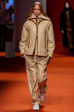 MILAN, İTALYA - 25 Şubat 2022 'de Milan Moda Haftası / Kış 2023' te İtalya 'nın Milano kentinde Tod defilesinde bir model podyumda yürüyor..
