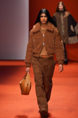 MILAN, İTALYA - 25 Şubat 2022 'de Milan Moda Haftası / Kış 2023' te İtalya 'nın Milano kentinde Tod defilesinde bir model podyumda yürüyor..