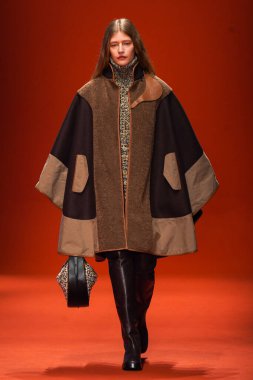 MILAN, İTALYA - 25 Şubat 2022 'de Milan Moda Haftası / Kış 2023' te İtalya 'nın Milano kentinde Tod defilesinde bir model podyumda yürüyor..