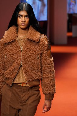 MILAN, İTALYA - 25 Şubat 2022 'de Milan Moda Haftası / Kış 2023' te İtalya 'nın Milano kentinde Tod defilesinde bir model podyumda yürüyor..