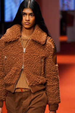 MILAN, İTALYA - 25 Şubat 2022 'de Milan Moda Haftası / Kış 2023' te İtalya 'nın Milano kentinde Tod defilesinde bir model podyumda yürüyor..