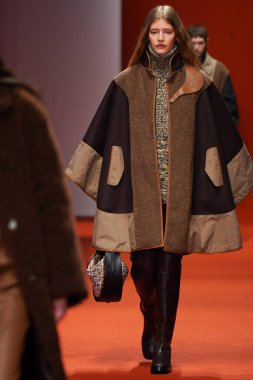 MILAN, İTALYA - 25 Şubat 2022 'de Milan Moda Haftası / Kış 2023' te İtalya 'nın Milano kentinde Tod defilesinde bir model podyumda yürüyor..