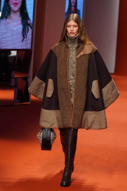 MILAN, İTALYA - 25 Şubat 2022 'de Milan Moda Haftası / Kış 2023' te İtalya 'nın Milano kentinde Tod defilesinde bir model podyumda yürüyor..