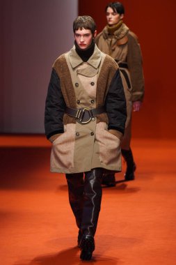 MILAN, İTALYA - 25 Şubat 2022 'de Milan Moda Haftası / Kış 2023' te İtalya 'nın Milano kentinde Tod defilesinde bir model podyumda yürüyor..