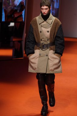 MILAN, İTALYA - 25 Şubat 2022 'de Milan Moda Haftası / Kış 2023' te İtalya 'nın Milano kentinde Tod defilesinde bir model podyumda yürüyor..