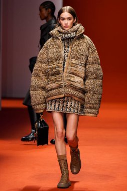 MILAN, İTALYA - 25 Şubat 2022 'de Milan Moda Haftası / Kış 2023' te İtalya 'nın Milano kentinde Tod defilesinde bir model podyumda yürüyor..