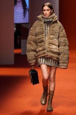 MILAN, İTALYA - 25 Şubat 2022 'de Milan Moda Haftası / Kış 2023' te İtalya 'nın Milano kentinde Tod defilesinde bir model podyumda yürüyor..