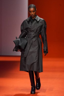 MILAN, İTALYA - 25 Şubat 2022 'de Milan Moda Haftası / Kış 2023' te İtalya 'nın Milano kentinde Tod defilesinde bir model podyumda yürüyor..