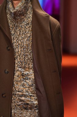 MILAN, İTALYA - 25 Şubat 2022 'de Milan Moda Haftası / Kış 2023' te İtalya 'nın Milano kentinde Tod defilesinde bir model podyumda yürüyor..