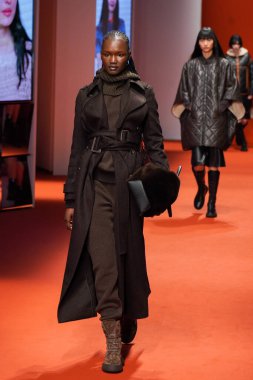 MILAN, İTALYA - 25 Şubat 2022 'de Milan Moda Haftası / Kış 2023' te İtalya 'nın Milano kentinde Tod defilesinde bir model podyumda yürüyor..