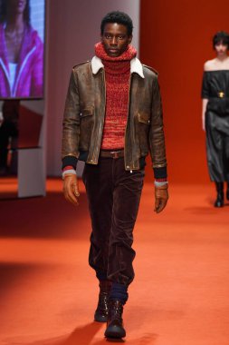 MILAN, İTALYA - 25 Şubat 2022 'de Milan Moda Haftası / Kış 2023' te İtalya 'nın Milano kentinde Tod defilesinde bir model podyumda yürüyor..