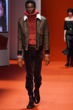 MILAN, İTALYA - 25 Şubat 2022 'de Milan Moda Haftası / Kış 2023' te İtalya 'nın Milano kentinde Tod defilesinde bir model podyumda yürüyor..