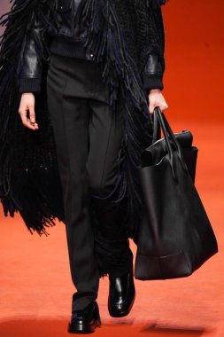 MILAN, İTALYA - 25 Şubat 2022 'de Milan Moda Haftası / Kış 2023' te İtalya 'nın Milano kentinde Tod defilesinde bir model podyumda yürüyor..