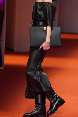 MILAN, İTALYA - 25 Şubat 2022 'de Milan Moda Haftası / Kış 2023' te İtalya 'nın Milano kentinde Tod defilesinde bir model podyumda yürüyor..