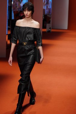 MILAN, İTALYA - 25 Şubat 2022 'de Milan Moda Haftası / Kış 2023' te İtalya 'nın Milano kentinde Tod defilesinde bir model podyumda yürüyor..