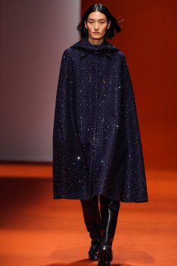 MILAN, İTALYA - 25 Şubat 2022 'de Milan Moda Haftası / Kış 2023' te İtalya 'nın Milano kentinde Tod defilesinde bir model podyumda yürüyor..