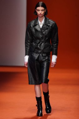 MILAN, İTALYA - 25 Şubat 2022 'de Milan Moda Haftası / Kış 2023' te İtalya 'nın Milano kentinde Tod defilesinde bir model podyumda yürüyor..