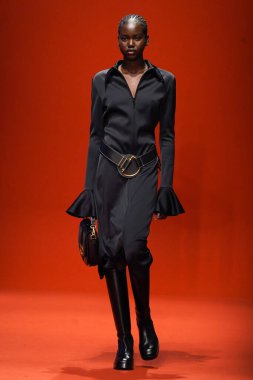 MILAN, İTALYA - 25 Şubat 2022 'de Milan Moda Haftası / Kış 2023' te İtalya 'nın Milano kentinde Tod defilesinde bir model podyumda yürüyor..