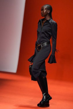 MILAN, İTALYA - 25 Şubat 2022 'de Milan Moda Haftası / Kış 2023' te İtalya 'nın Milano kentinde Tod defilesinde bir model podyumda yürüyor..