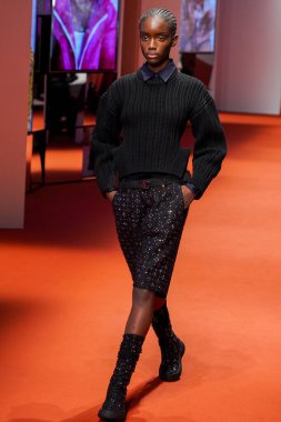 MILAN, İTALYA - 25 Şubat 2022 'de Milan Moda Haftası / Kış 2023' te İtalya 'nın Milano kentinde Tod defilesinde bir model podyumda yürüyor..