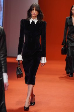 MILAN, İTALYA - 25 Şubat 2022 'de Milan Moda Haftası / Kış 2023' te İtalya 'nın Milano kentinde Tod defilesinde bir model podyumda yürüyor..