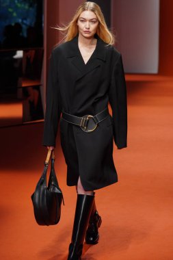 MILAN, İtalya - 25 Şubat 2022 'de Milano Moda Haftası' nda Gigi Hadid Tod 'un defilesinde podyumda yürüyor..