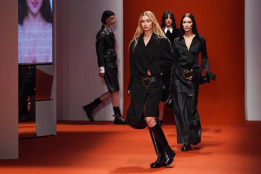 MİLAN, İTALYA - 25 Şubat 2022 'de Milan Moda Haftası / Kış 2023' te İtalya 'nın Milano kentinde düzenlenen Tod defilesinde mankenler podyum finalinde yürür..