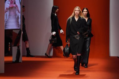 MİLAN, İTALYA - 25 Şubat 2022 'de Milan Moda Haftası / Kış 2023' te İtalya 'nın Milano kentinde düzenlenen Tod defilesinde mankenler podyum finalinde yürür..