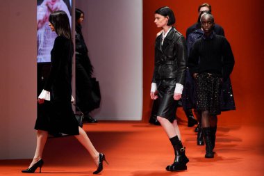 MİLAN, İTALYA - 25 Şubat 2022 'de Milan Moda Haftası / Kış 2023' te İtalya 'nın Milano kentinde düzenlenen Tod defilesinde mankenler podyum finalinde yürür..