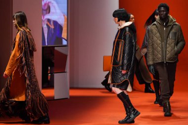 MİLAN, İTALYA - 25 Şubat 2022 'de Milan Moda Haftası / Kış 2023' te İtalya 'nın Milano kentinde düzenlenen Tod defilesinde mankenler podyum finalinde yürür..