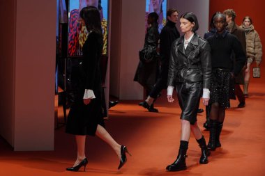 MİLAN, İTALYA - 25 Şubat 2022 'de Milan Moda Haftası / Kış 2023' te İtalya 'nın Milano kentinde düzenlenen Tod defilesinde mankenler podyum finalinde yürür..