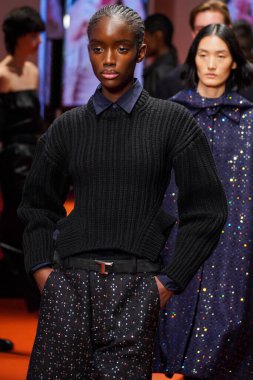 MİLAN, İTALYA - 25 Şubat 2022 'de Milan Moda Haftası / Kış 2023' te İtalya 'nın Milano kentinde düzenlenen Tod defilesinde mankenler podyum finalinde yürür..