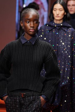MİLAN, İTALYA - 25 Şubat 2022 'de Milan Moda Haftası / Kış 2023' te İtalya 'nın Milano kentinde düzenlenen Tod defilesinde mankenler podyum finalinde yürür..