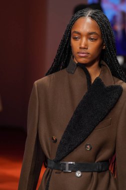 MİLAN, İTALYA - 25 Şubat 2022 'de Milan Moda Haftası / Kış 2023' te İtalya 'nın Milano kentinde düzenlenen Tod defilesinde mankenler podyum finalinde yürür..