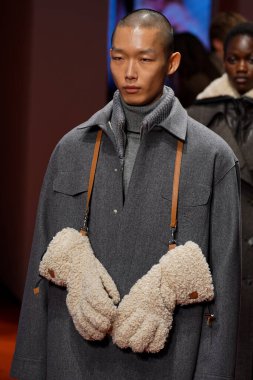 MİLAN, İTALYA - 25 Şubat 2022 'de Milan Moda Haftası / Kış 2023' te İtalya 'nın Milano kentinde düzenlenen Tod defilesinde mankenler podyum finalinde yürür..