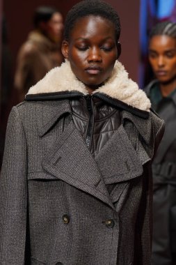 MİLAN, İTALYA - 25 Şubat 2022 'de Milan Moda Haftası / Kış 2023' te İtalya 'nın Milano kentinde düzenlenen Tod defilesinde mankenler podyum finalinde yürür..