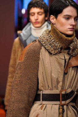 MİLAN, İTALYA - 25 Şubat 2022 'de Milan Moda Haftası / Kış 2023' te İtalya 'nın Milano kentinde düzenlenen Tod defilesinde mankenler podyum finalinde yürür..