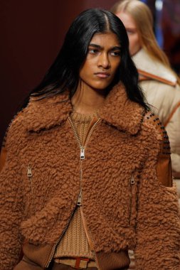 MİLAN, İTALYA - 25 Şubat 2022 'de Milan Moda Haftası / Kış 2023' te İtalya 'nın Milano kentinde düzenlenen Tod defilesinde mankenler podyum finalinde yürür..