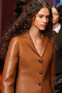 MİLAN, İTALYA - 25 Şubat 2022 'de Milan Moda Haftası / Kış 2023' te İtalya 'nın Milano kentinde düzenlenen Tod defilesinde mankenler podyum finalinde yürür..