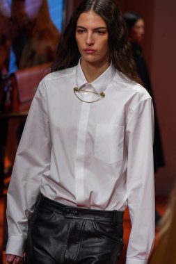 MİLAN, İTALYA - 25 Şubat 2022 'de Milan Moda Haftası / Kış 2023' te İtalya 'nın Milano kentinde düzenlenen Tod defilesinde mankenler podyum finalinde yürür..