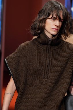 MİLAN, İTALYA - 25 Şubat 2022 'de Milan Moda Haftası / Kış 2023' te İtalya 'nın Milano kentinde düzenlenen Tod defilesinde mankenler podyum finalinde yürür..