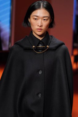 MİLAN, İTALYA - 25 Şubat 2022 'de Milan Moda Haftası / Kış 2023' te İtalya 'nın Milano kentinde düzenlenen Tod defilesinde mankenler podyum finalinde yürür..