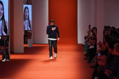 MILAN, İtalya - 25 Şubat 2022 / 2023 Milano, İtalya 'da düzenlenen Milan Moda Haftası / Kış 2022' de moda tasarımcısı Walter Chiapponi, Tod 'un defilesinde seyircilerin alkışlarını kabul ediyor..