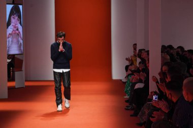 MILAN, İtalya - 25 Şubat 2022 / 2023 Milano, İtalya 'da düzenlenen Milan Moda Haftası / Kış 2022' de moda tasarımcısı Walter Chiapponi, Tod 'un defilesinde seyircilerin alkışlarını kabul ediyor..