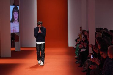 MILAN, İtalya - 25 Şubat 2022 / 2023 Milano, İtalya 'da düzenlenen Milan Moda Haftası / Kış 2022' de moda tasarımcısı Walter Chiapponi, Tod 'un defilesinde seyircilerin alkışlarını kabul ediyor..