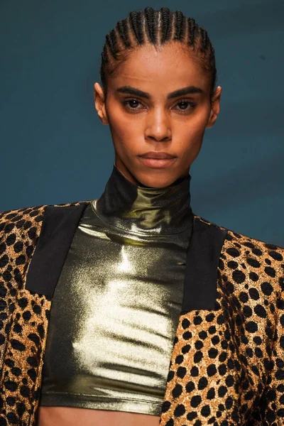 MİLAN, İTALYA - 24 Şubat 2022 'de Milano Moda Haftası / Kış 2023' te İtalya 'nın Milano kentinde düzenlenen Genny defilesinde bir model podyumda yürüyor..