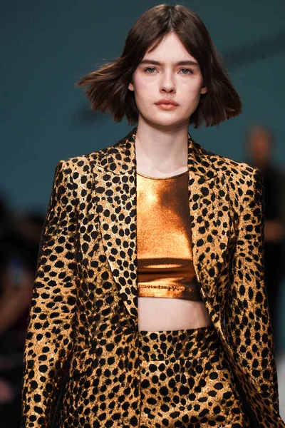 MİLAN, İTALYA - 24 Şubat 2022 'de Milano Moda Haftası / Kış 2023' te İtalya 'nın Milano kentinde düzenlenen Genny defilesinde bir model podyumda yürüyor..